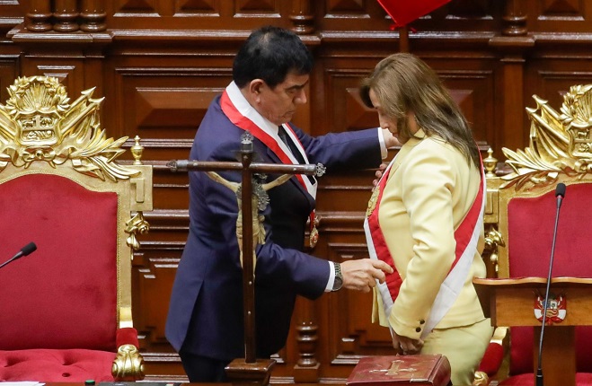 Dina Boluarte juró como primera presidenta de la República