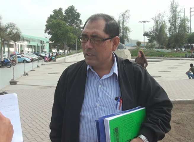 Director en graves aprietos por hacer barrer a una alumna