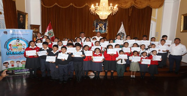 Municipalidad provincial distingue a más de 40 escolares de diferentes colegios de Trujillo