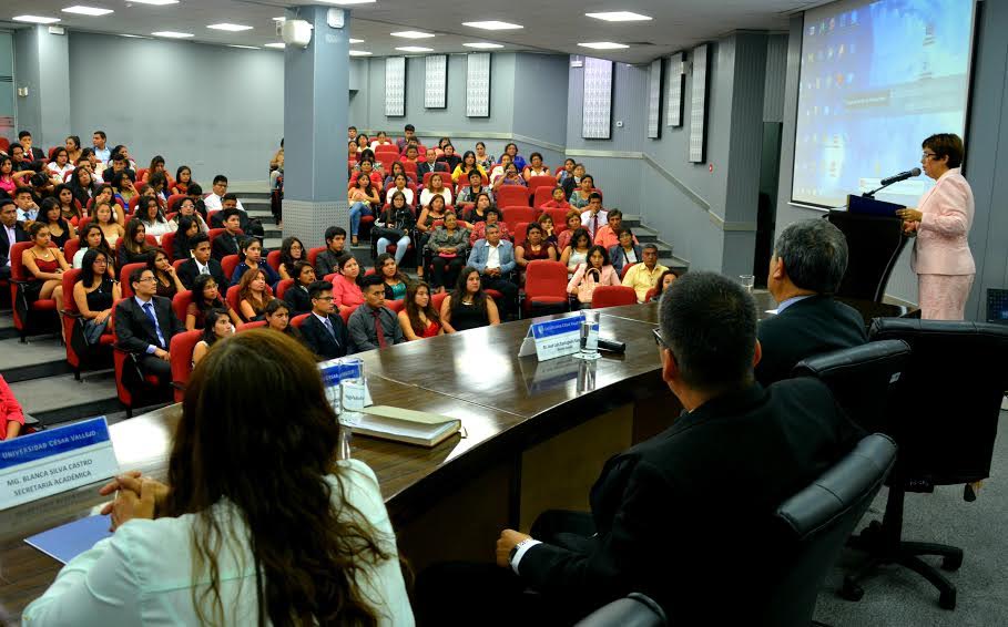 Trujillo: Facultad de Derecho de la UCV impone distintivos a jóvenes ingresantes