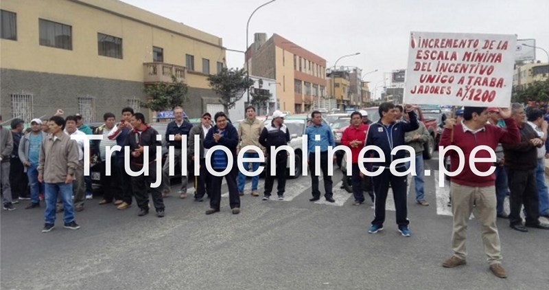 Trujillo: administrativos de la UNT toman la avenida España y provocan caos