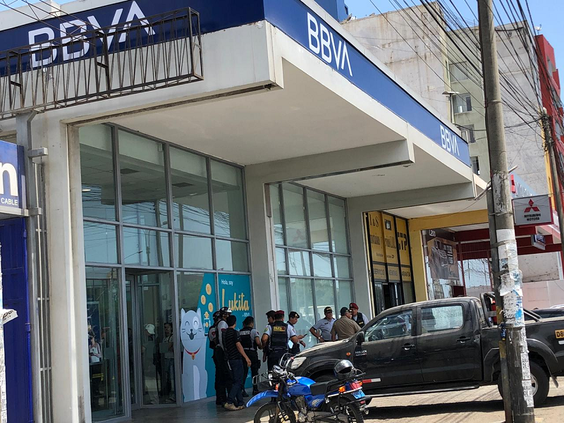 Trujllo: dos heridos dejó enfrentamiento de asaltantes y policía fuera de banco BBVA