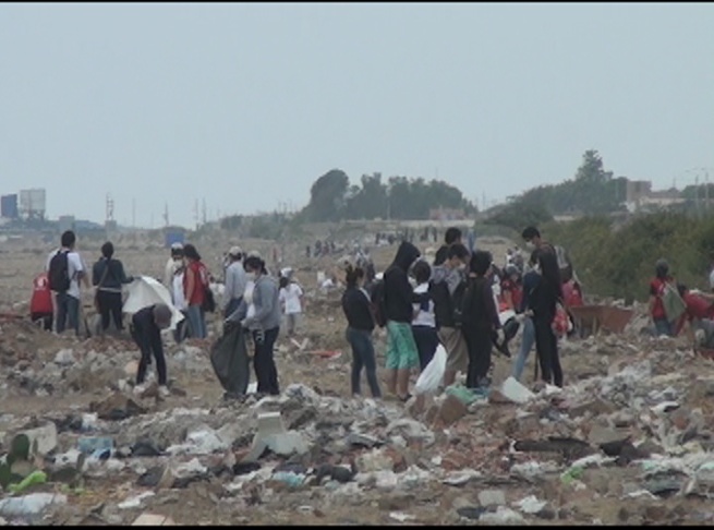 Estudiantes limpian alrededores de Chan Chan