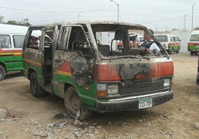 Incendian combi en Huanchaco
