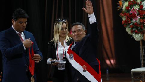 Experto en protocolo denuncia alcalde de Trujillo por usar la 'banda presidencial'