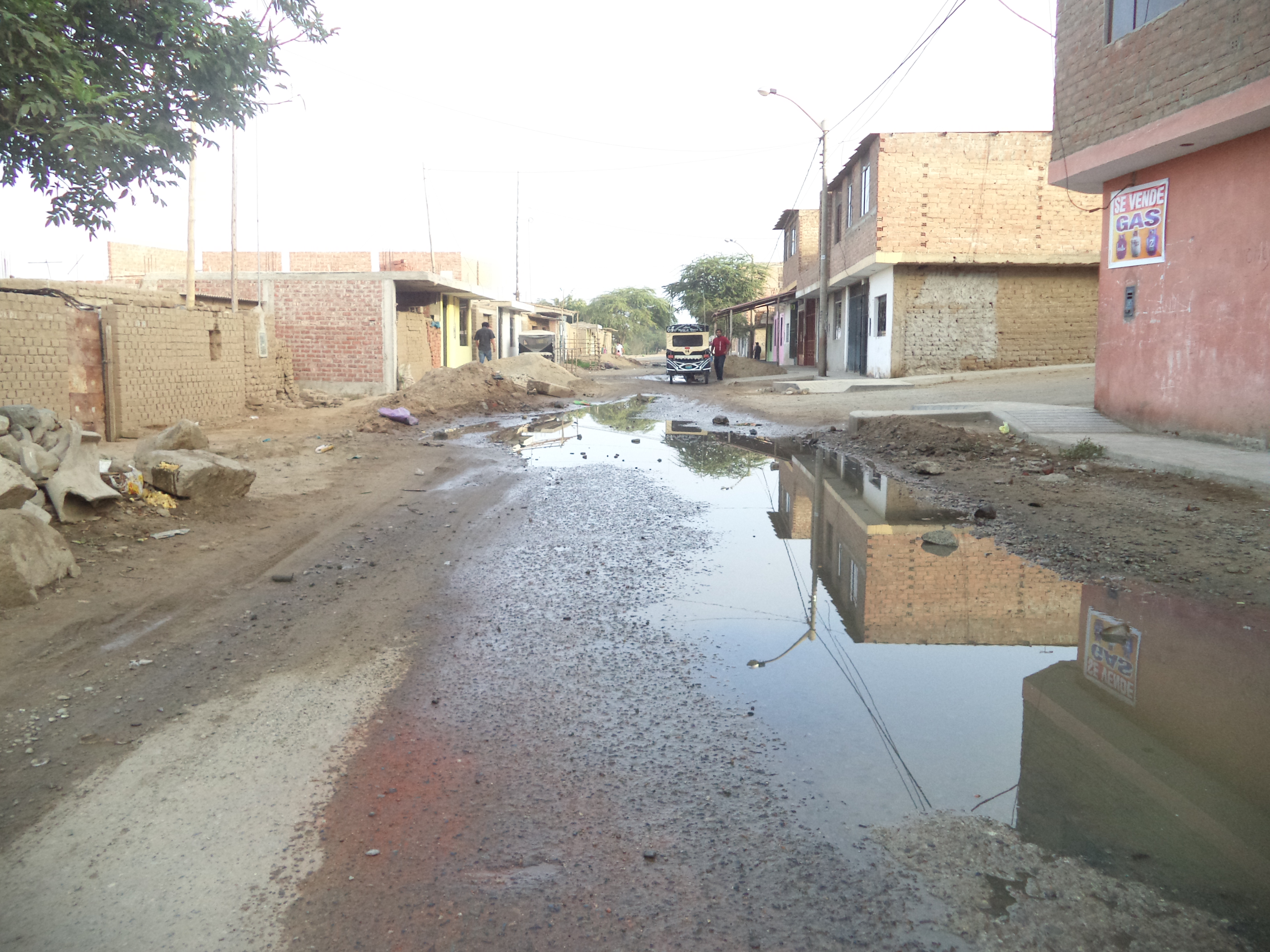 Vecinos de La Esperanza aguantan pestilencia de desagüe hace cinco días    