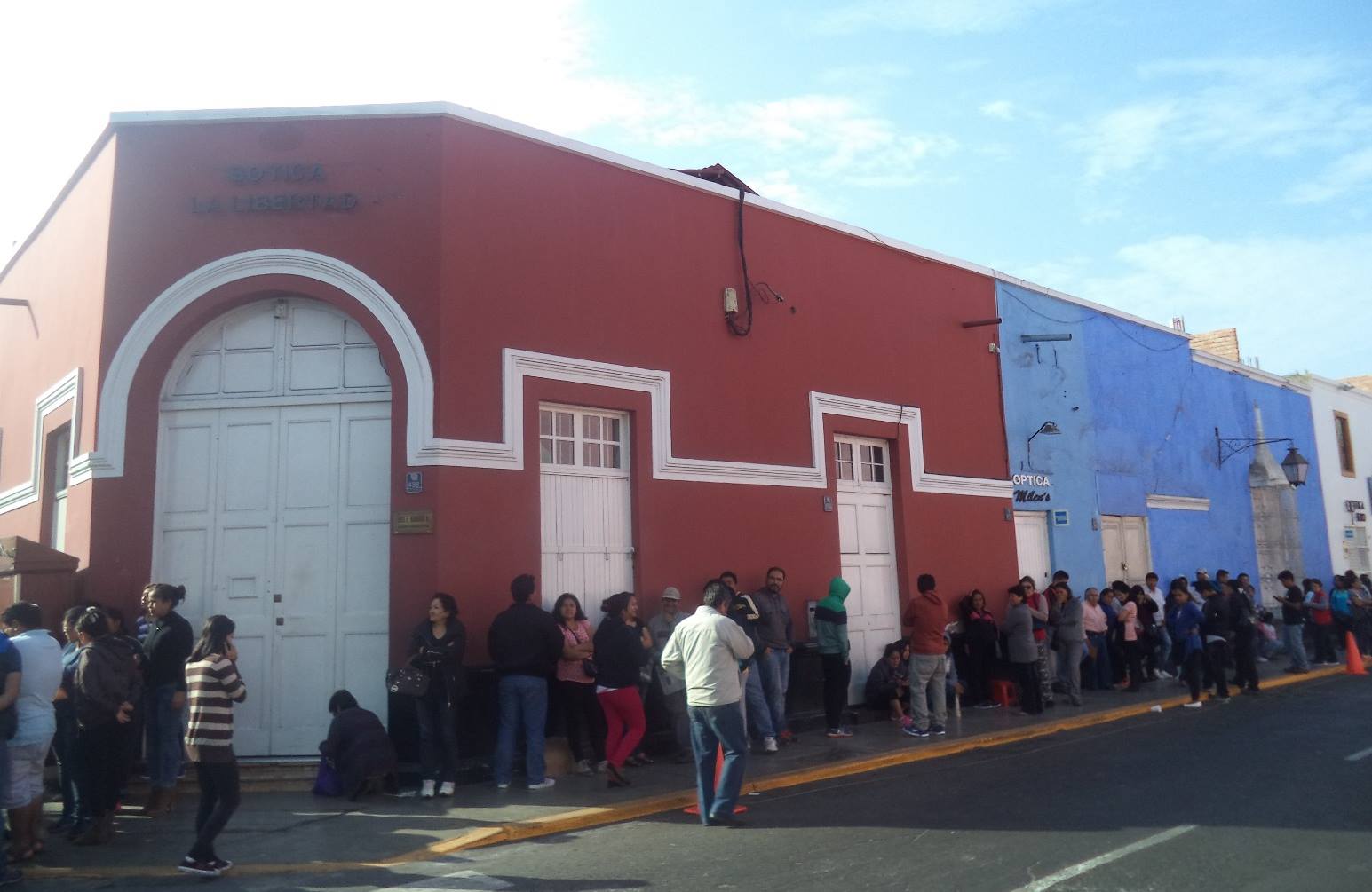 Trujillo: Largas colas para comprar vacuna contra varicela