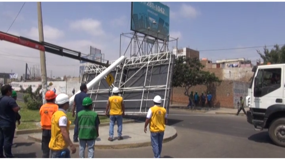 Municipalidad de Trujillo retira 20 paneles publicitarios