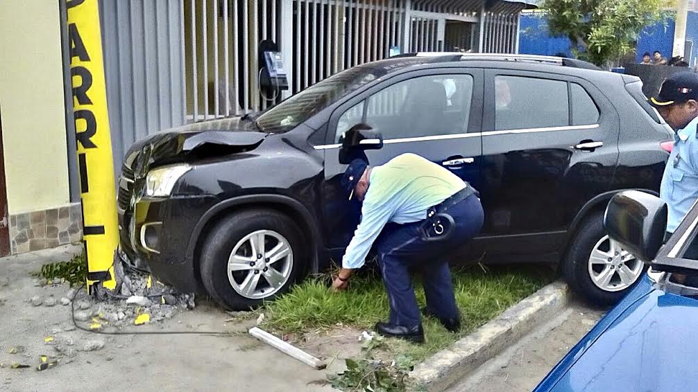 Trujillo: serenos intervienen a sujeto ebrio que chocó su vehículo contra un poste