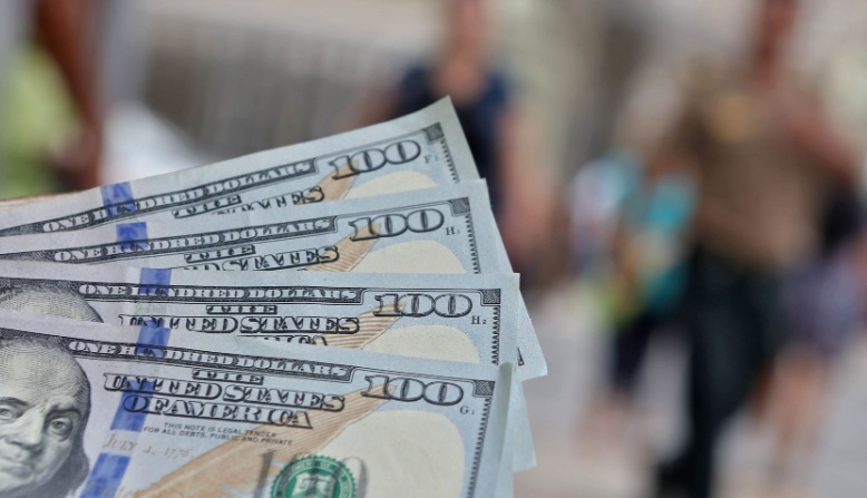 Dólar inicia la semana cayendo: ¿es hora de comprar dólares y pagar deudas en esa moneda?  
