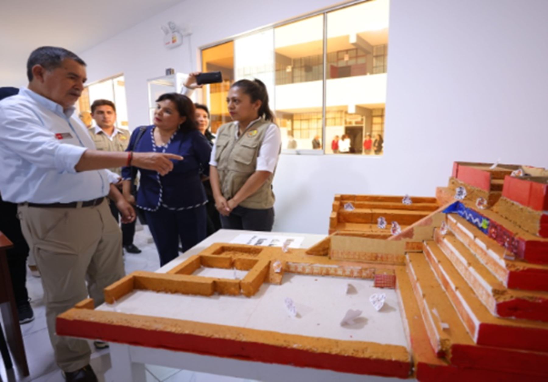 Ministro de Educación supervisa servicios y promueve deporte formativo en la región La Libertad 