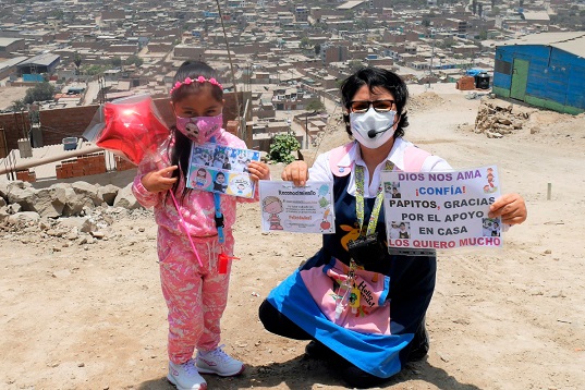 Ministerio de la Mujer premia a maestra por su destacada labor durante la pandemia