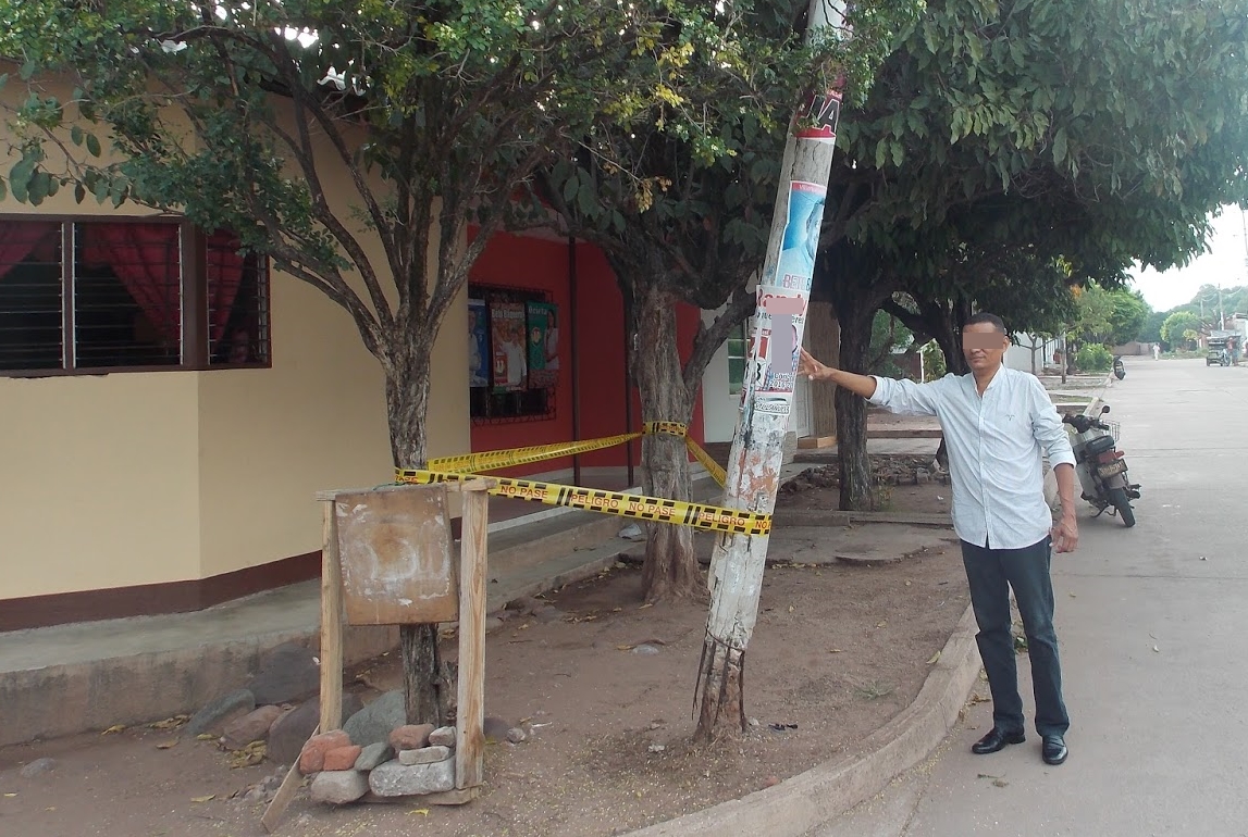 Poste amenaza con caer en urbanización Santa Isabel