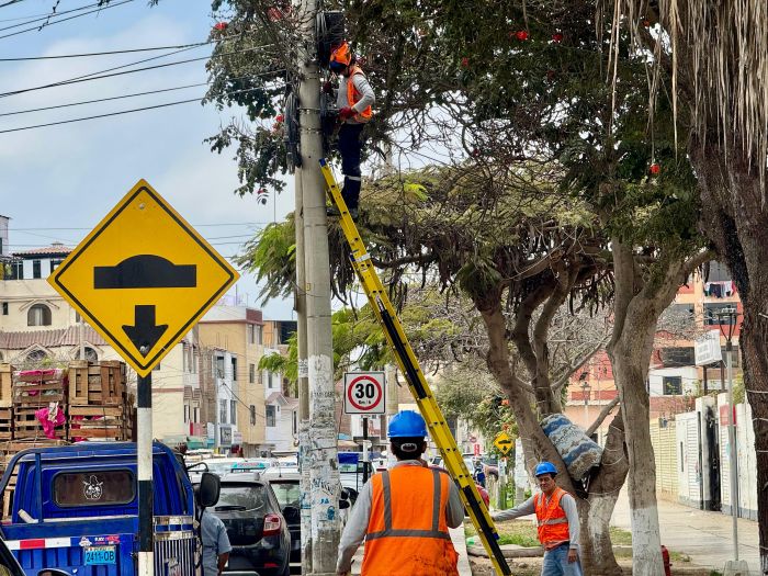 Municipio de Trujillo retira cables aéreos en desuso en la urbanización Monserrate