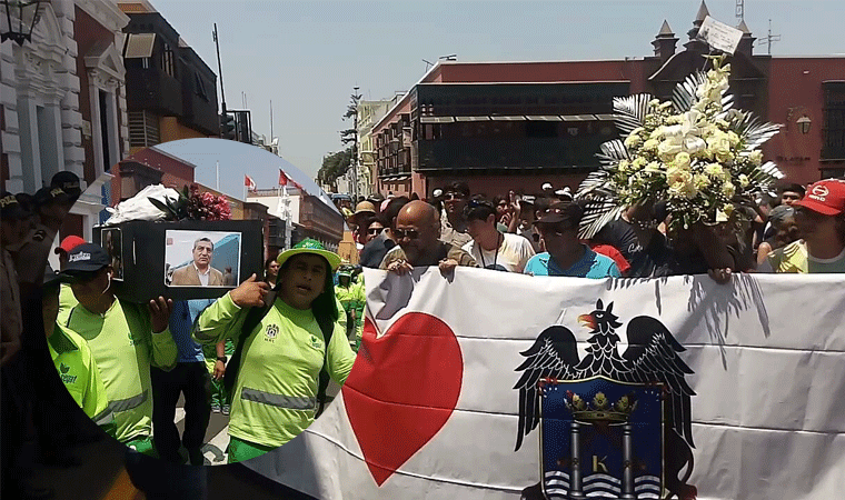 Marcha contra alcalde de Trujillo incluyó ataúd y arreglos fúnebres