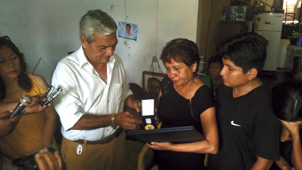 Alcalde de Trujillo hace reconocimiento a viuda de luchador social Joel Quiroz