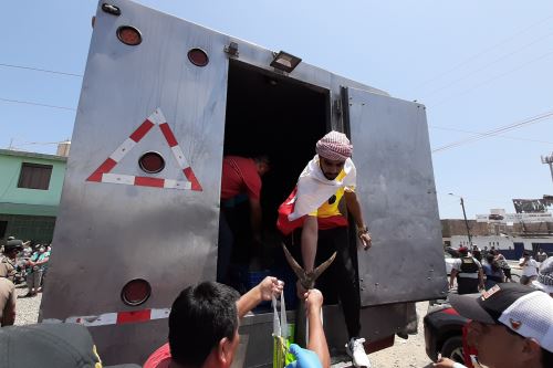 Empresario árabe entrega pescado a familias humildes de Trujillo