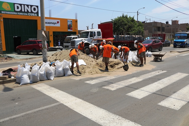 Encauzan avenidas principales de Víctor Larco en prevención de un huaico
