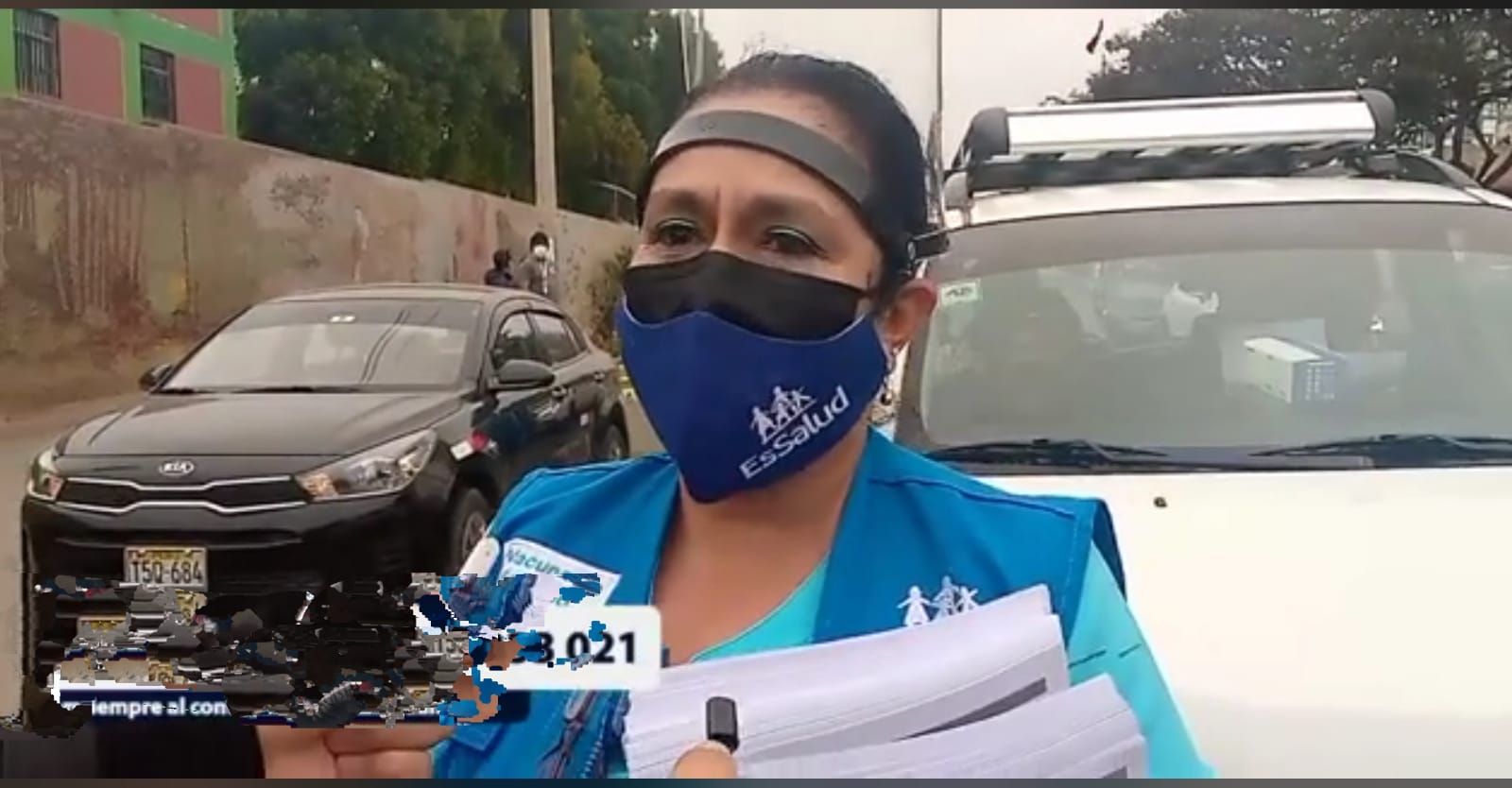 Mujer agrede a enfermera cuando ingresaba a vacunacar del colegio Rafael Narváez Cadenillas