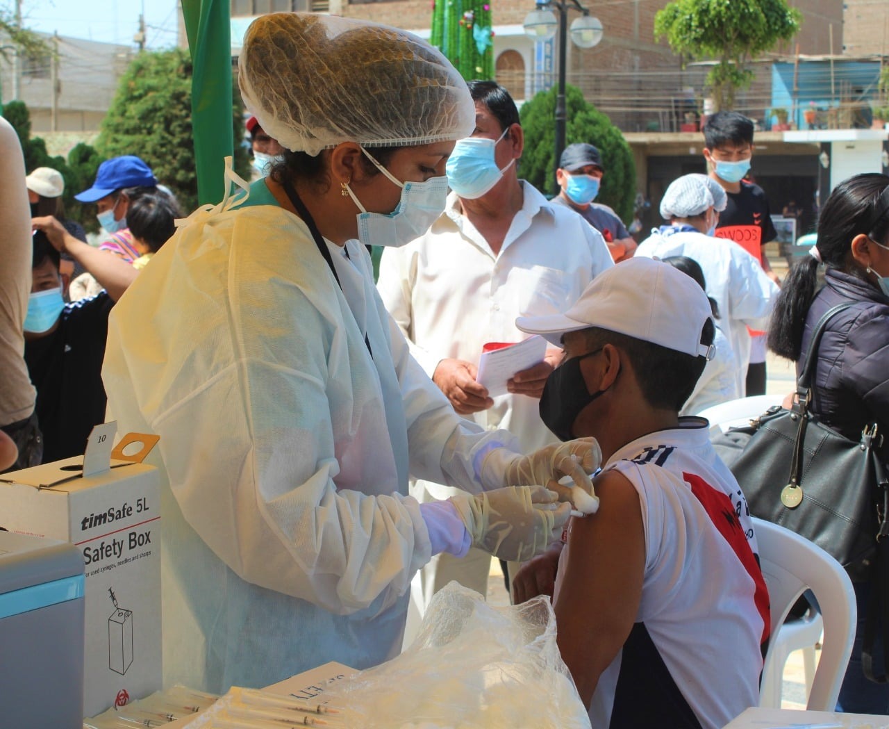 Trujillo: personas acuden masivamente a vacunatorios por su segunda dosis 
