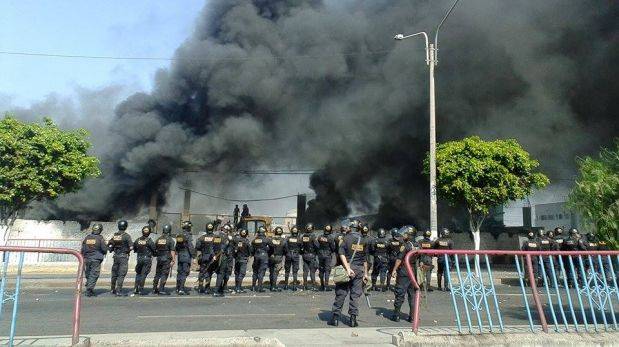 Enfrentamiento entre policías y usuarios de depósito en Av. Nicolás de Piérola