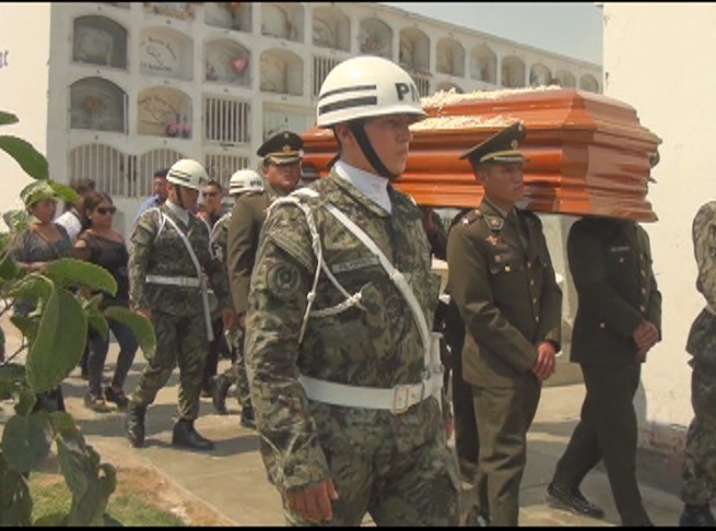 Entre gritos de justicia dan último adiós a oficial del Ejército Peruano