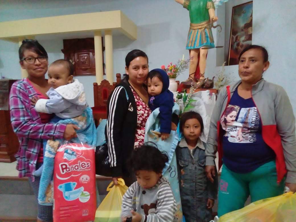 Reparten tonelada y media de ropa y víveres en La Esperanza