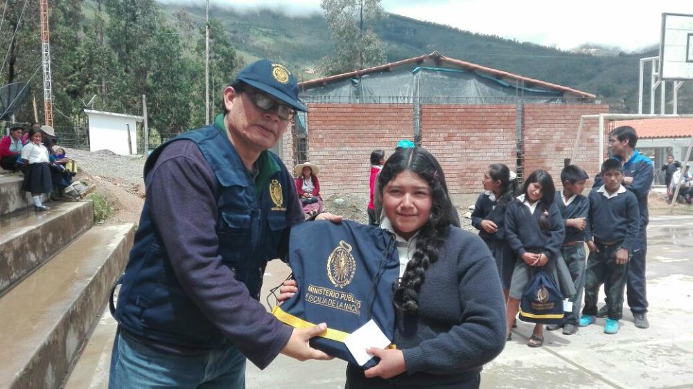 La Libertad: Fiscalía  lleva útiles a escolares de escasos recursos de Sánchez Carrión