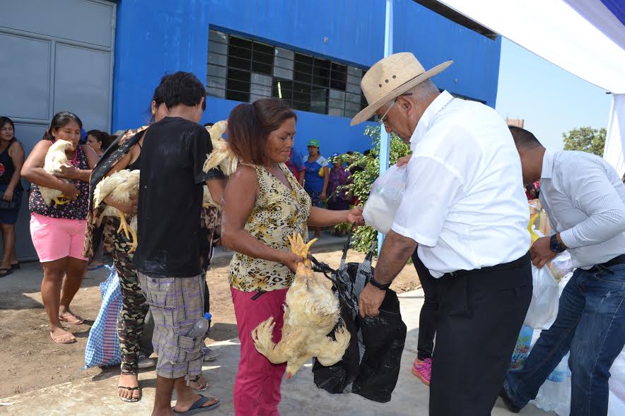 El Porvenir: arzobispo de Trujillo entregó donación a 3 mil familias damnificadas de Río Seco