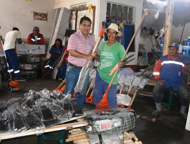 Entregan herramientas para mejorar mantenimiento de parques en Víctor Larco