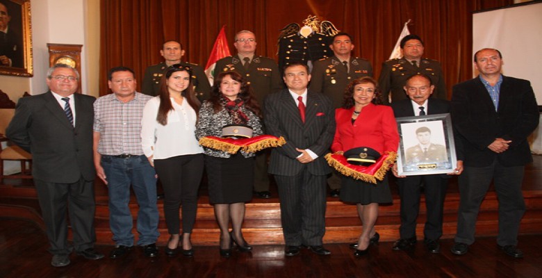 Municipio de Trujillo entregó uniforme militar a familia de trujillano héroe del Cenepa