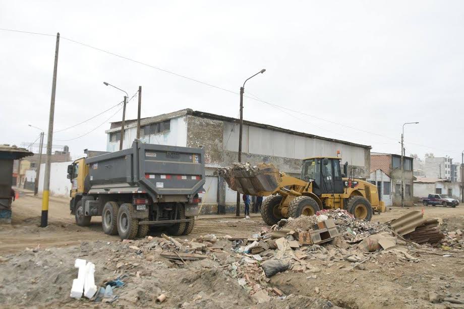 Realizan trabajos de erradicación de desmontes en Víctor Larco