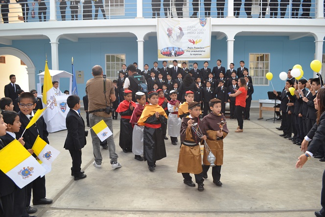 Alumnos escenifican visita del Papa a Trujillo y le envían saludo por su cumpleaños