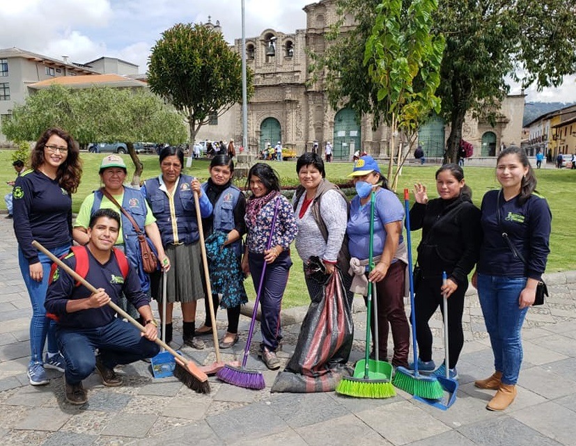 Joven ingeniera lidera campaña para prevenir arrojo de basura a los ríos  