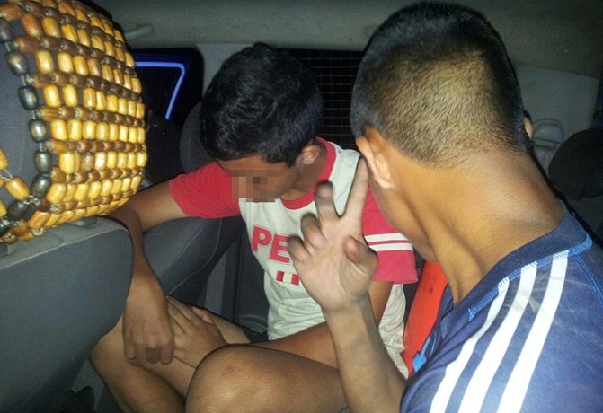 Capturan a dos adolescentes robando autopartes en “Santa María”