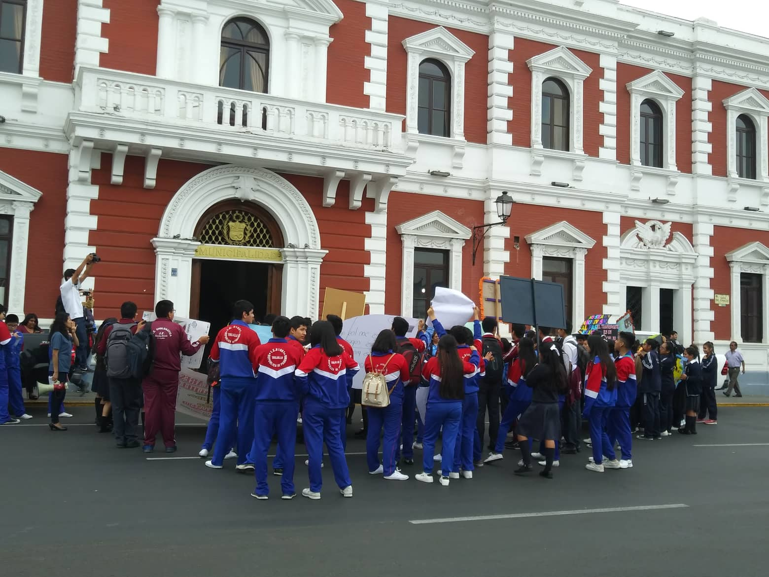 Escolares reclaman ser víctimas de maltrato por parte de transportistas en Trujillo