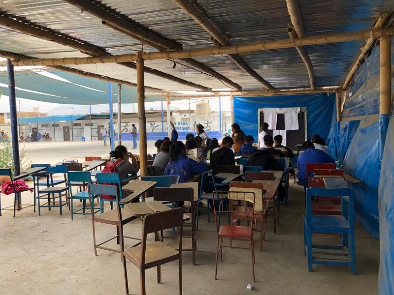 Alto Trujillo: escolares estudian a la intemperie pero ARCC no edifica nuevo colegio