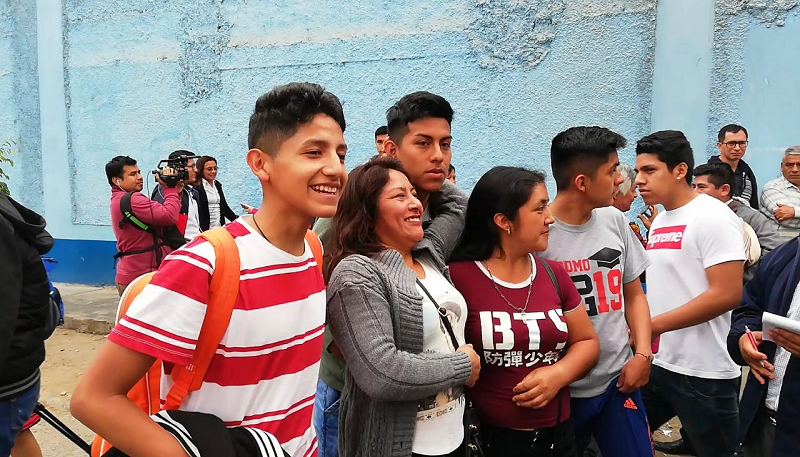 Escolares que  quedaron varados en Ecuador llegaron a su colegio Liceo Trujillo
