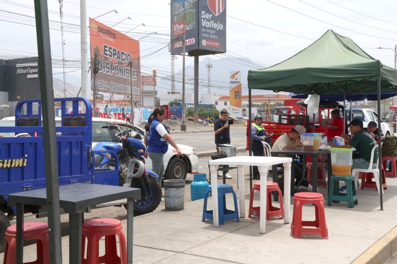 Personal de la MPT retira a ambulantes ubicados frente al terminal terrestre de Trujillo