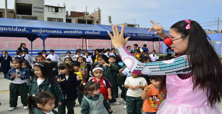 Comuna provincial lleva espectáculo gratuito para niños de urbanización Chicago