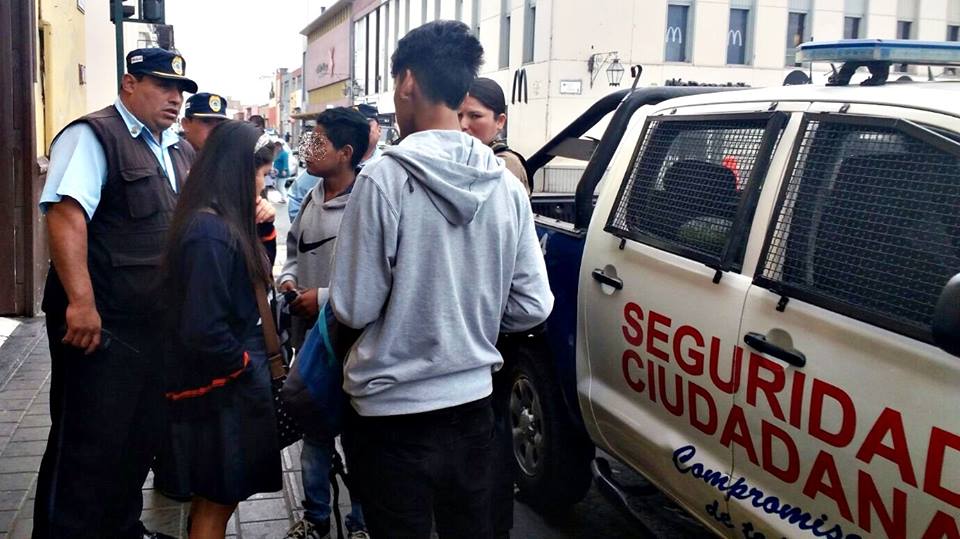 Intervienen a adolescentes que "se tiraban la pera"