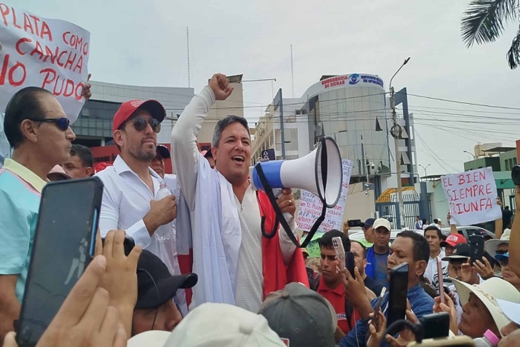 Exalcalde Arturo Fernández abandona carceleta de la Corte de Justicia