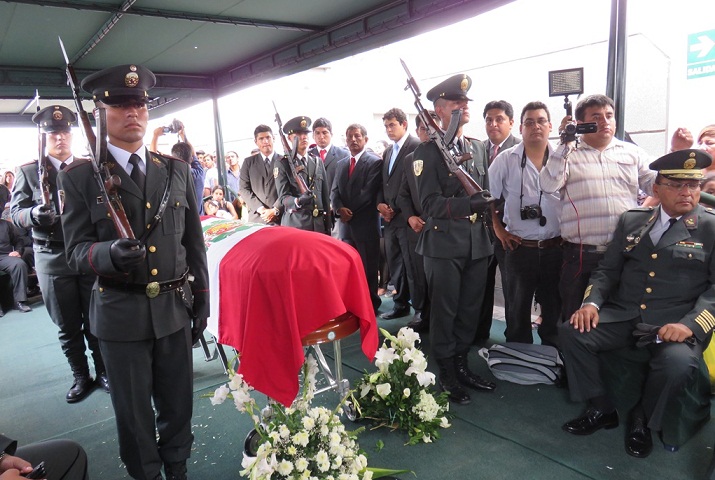 Entierran a valeroso policía que se enfrentó a 5 delincuentes en Moche