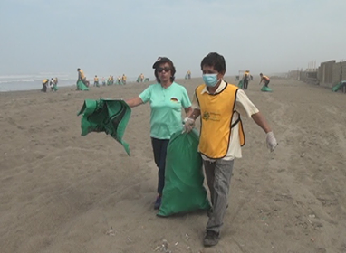 Exreos y sentenciados salen a limpiar el balneario de Huanchaco