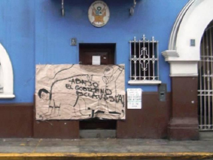 Colocaron cartel contra la ley laboral juvenil en Gobernación de Trujillo