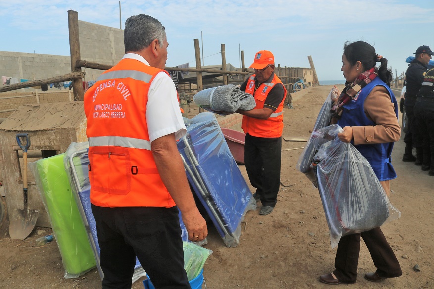 Llevan ayuda a familia afectada por oleajes en Víctor Larco