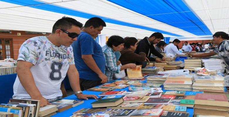 Trujillo: venta de libros desde un sol en la feria de plazuela El Recreo