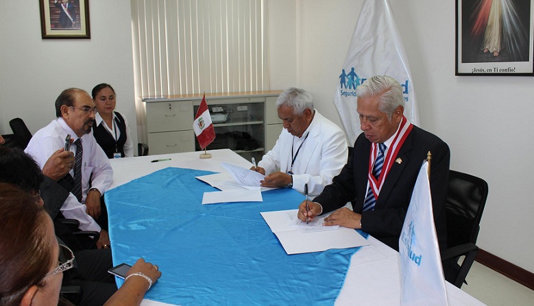 UNT y EsSalud firmaron convenio de apoyo mutuo