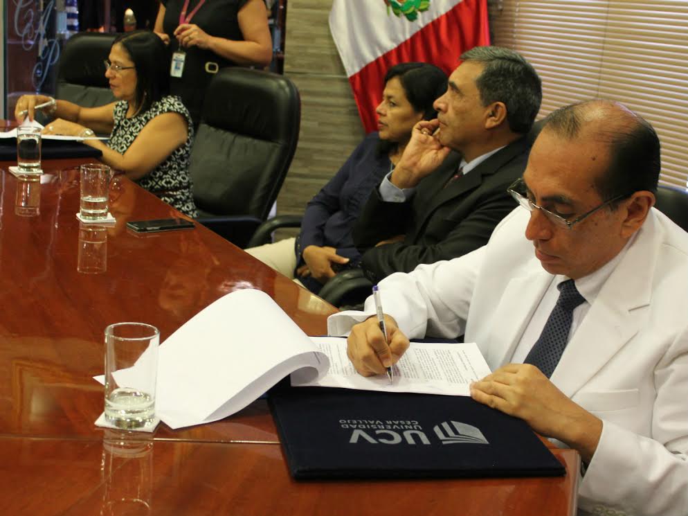 Trujillo: Red Asistencial de Essalud y UCV firman convenio de intercambio científico