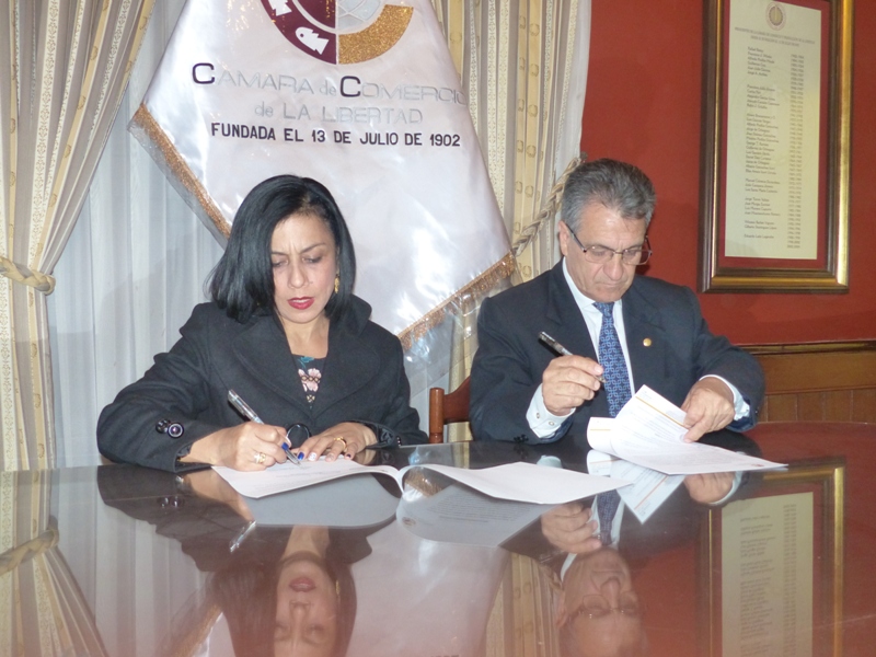 Perú en Línea y Cámara de Comercio de La Libertad sellan alianza con firma de convenio